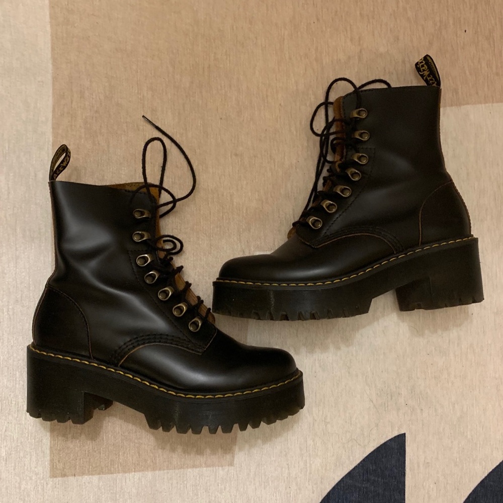 Dr. Martens LEONA size 7, Like New